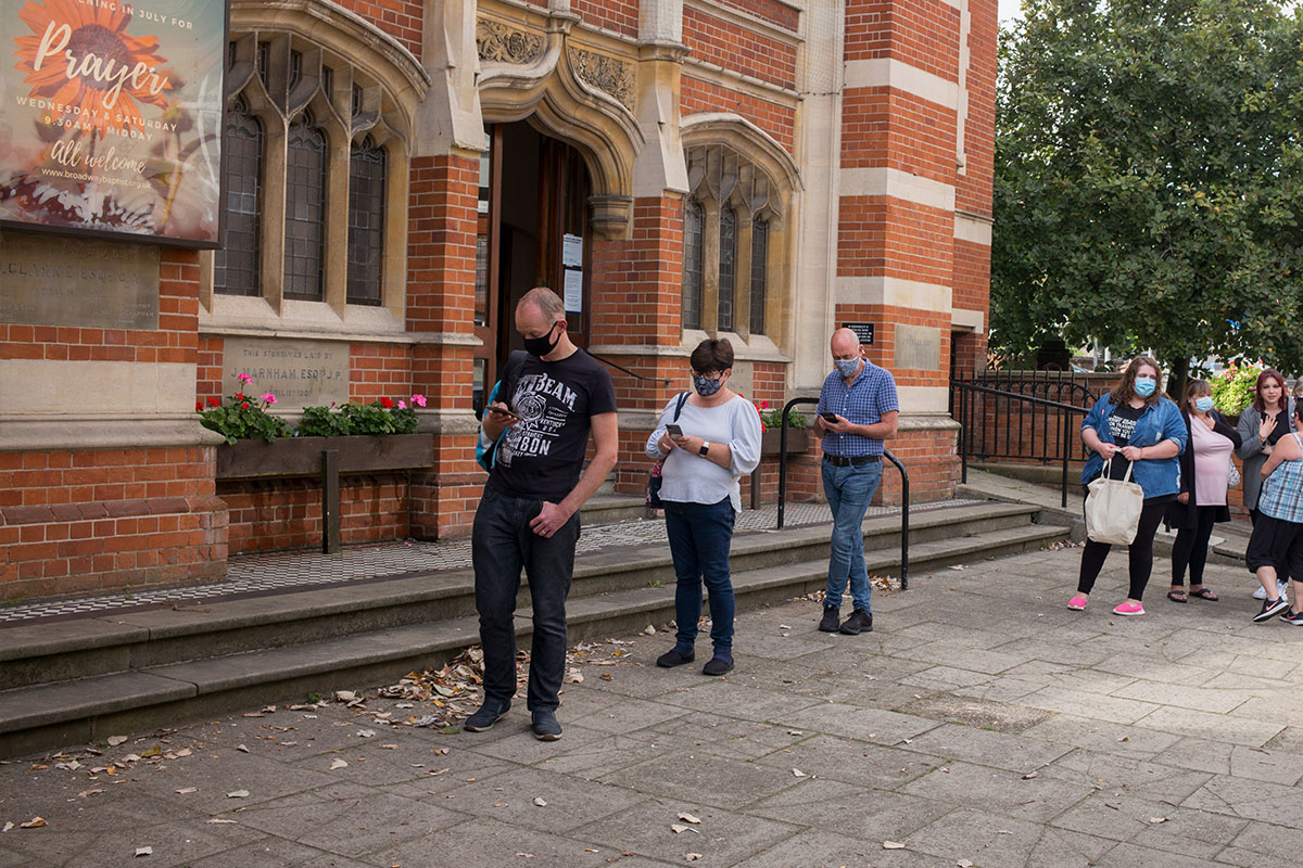 Group queuing for food