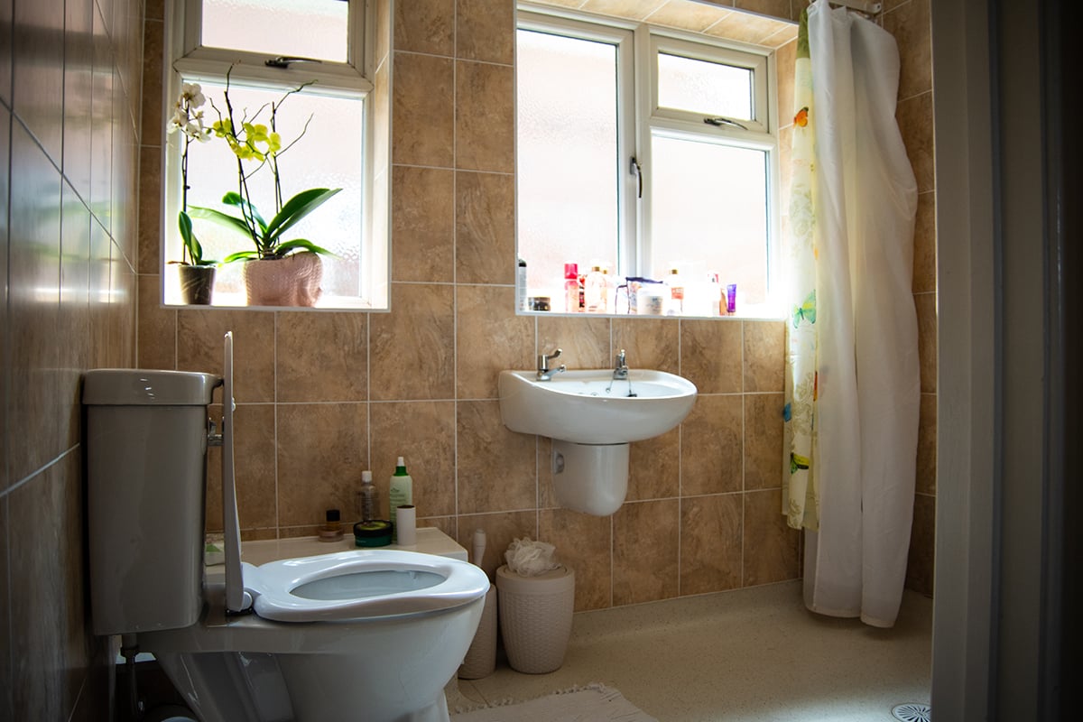 Bathroom with level shower and accessible lever taps