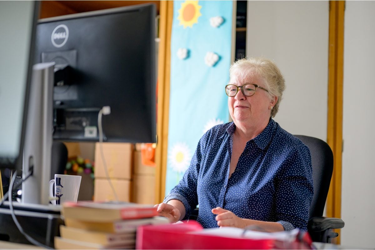 An older woman uses a computer