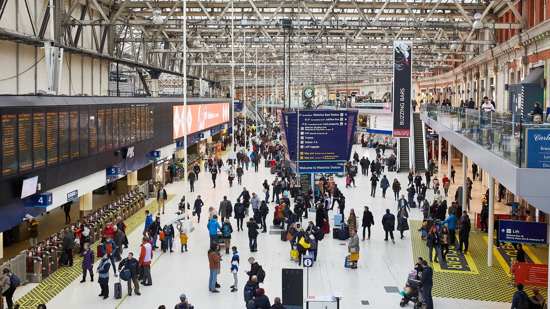 Train station with many people