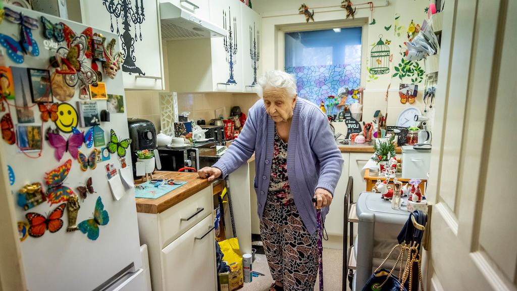 Older-woman-in-kitchen