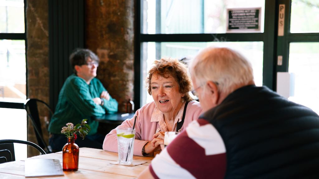 Two-older-people-in-a-cafe