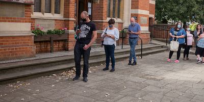 Group queuing for food