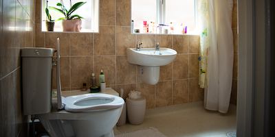 Bathroom with level shower and accessible lever taps