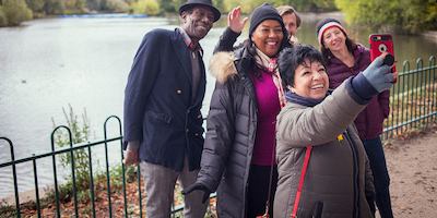 Group-of-older-people-taking-a-selfie